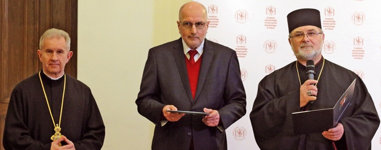 Założyciele Fundacji Ukraińskiego Uniwersytetu Katolickiego w Polsce: (od lewej) ks. Bogdan Prach, Rafał Dutkiewicz, bp Włodzimierz Juszczak.