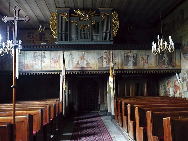 Malowidła na balustradzie chóru odrestaurowano w 2010 r. (kościół św. Katarzyny Aleksandryjskiej, Sierakowice, XVII w.)