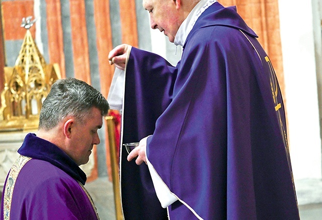 ▲	Biskup Zbigniew Zieliński jako pierwszy otrzymał symbol pokuty.