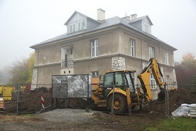 ▲	Od sierpnia do grudnia 2022 r. trwały prace budowlane przy fundamentach w Szarym Domu.