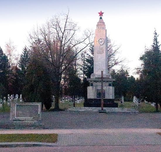 Pomnik  przy cmentarzu  żołnierzy sowieckich w Elblągu.