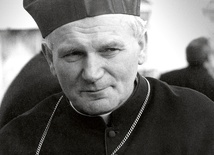 Jan Paweł II zasługuje na solidne badania historyczne, a nie na histeryczną „obronę”