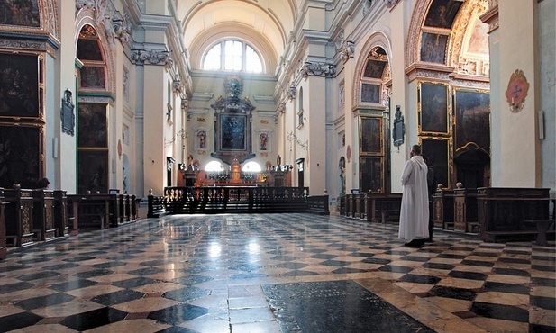 Wnętrze kościoła klasztornego kamedułów na Bielanach w Krakowie.