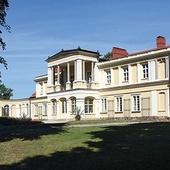 Dawna posiadłość Sierakowskich w Waplewie Wielkim, dziś znajduje się w niej Muzeum Tradycji Szlacheckiej. 