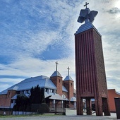 ◄	Przed świątynią stoi wysoka na ponad 20 metrów dzwonnica. 