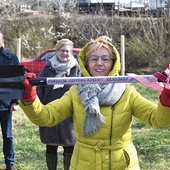 Położna i prezes zielonogórskiej organizacji z symboliczną łopatą rozpoczynającą budowę nowej siedziby. Będzie to budynek parterowy o powierzchni 440 m kw.