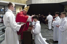 Biskup wręczał reprezentantom LSO krzyże.