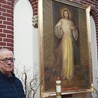 ◄	Ks. Jan Gondro SDB obok wizerunku w kościele przy ul. Prusa.