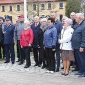 ▲	Wspólne zdjęcie uczestników obchodów przy pomniku.