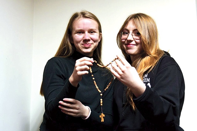 Paulina Andrejczuk z Rzepina (z lewej) i Paulina Ciżmar z Przemkowa zachęcają młodych do modlitwy za kapłanów. Kontakt poprzez Instagrama: zespol.viaverbi.