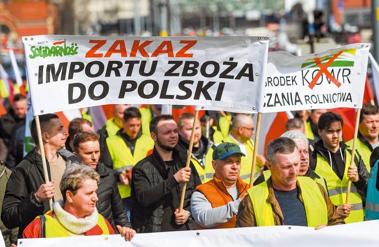Import zboża z Ukrainy wywołał protesty polskich rolników.