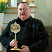 ▲	Ksiądz Jarosław z relikwiami św. Wawrzyńca, patrona wspólnoty parafialnej.
