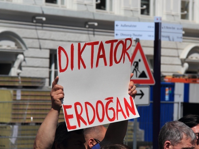 Turcja: prezydent Erdogan i jego główny rywal z niemal równym poparciem w wyborczym wyścigu