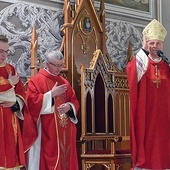 Dziękując za obecność i życzenia, biskup radomski udzielił pasterskiego błogosławieństwa. 