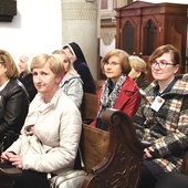 Ewa Kapłańska (pierwsza z lewej) troszczy się o to, by Pan Jezus w katedrze nigdy nie był sam.