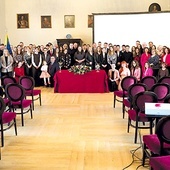 ▲	Pamiątkowe zdjęcie uczestników spotkania w Sali Rycerskiej Muzeum Zamkowego w Sandomierzu.