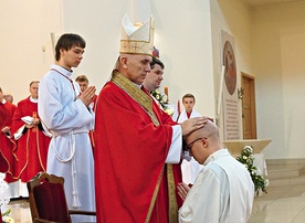 Nałożenie rąk  przez biskupa  – gest pochodzący  od apostołów.