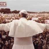Film ukazuje kluczową rolę Jana Pawła II w uwolnieniu Europy Środkowej i Wschodniej spod reżimu komunistycznego.