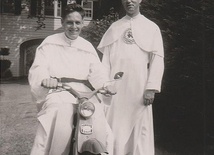 Brat Leon (po prawej) w białym habicie z wyhaftowanymi sercami Jezusa i Maryi
