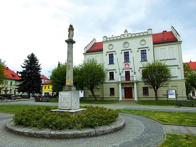 	Maryja strzeże centrum miejscowości od 1809 roku.