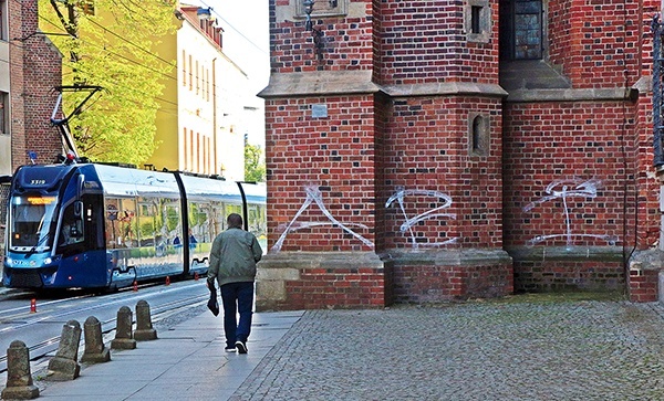 Zniszczone ściany świątyni w centrum Wrocławia.