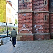 Zniszczone ściany świątyni w centrum Wrocławia.
