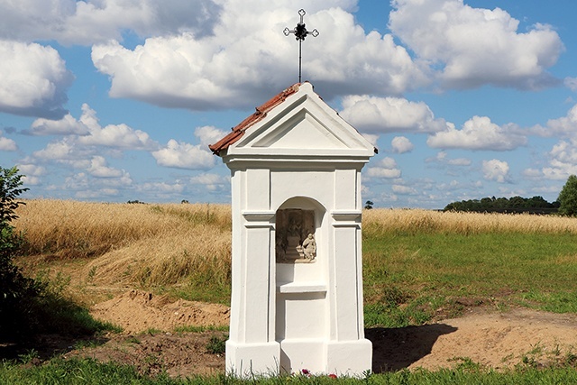 W wielu miejscach w diecezji przy polach były budowane kapliczki. 