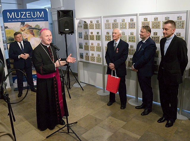 Patronem honorowym wystawy jest obecny na otwarciu bp Marek Solarczyk. Z prawej ks. Michał Krawczyk.