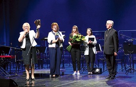 Na scenie DMiT Małgorzata Mańka- -Szulik, Danuta Kamińska i abp Wiktor Skworc.