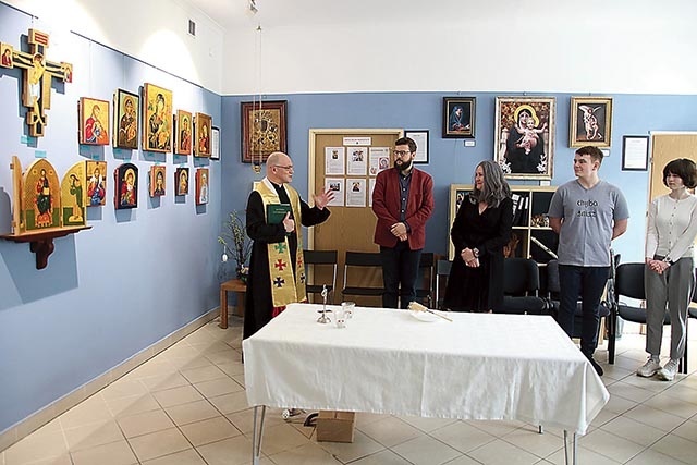 ▲	Ks. Jarosław Kamiński przypomniał, że Katarzyna Kobuszewska (na zdjęciu w środku) napisała także wizerunek św. Bartłomieja dla płockiej fary.