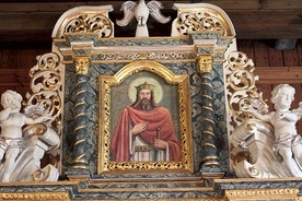 ▲	Obraz świętego w zwieńczeniu ołtarza głównego kościoła  w Kraszewie.