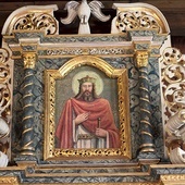 ▲	Obraz świętego w zwieńczeniu ołtarza głównego kościoła  w Kraszewie.