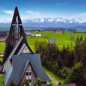 Z Bachledówki roztacza się zapierająca dech w piersiach panorama Tatr, Gorców i Beskidów.