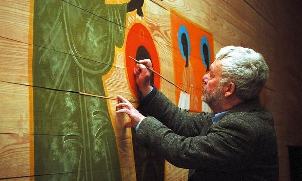 Jerzy Nowosielski podczas malowania wnętrza cerkwi w Krakowie  (2001 rok).