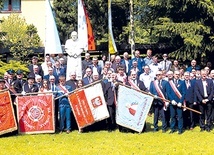 ▲	Uczestnicy jubileuszowego spotkania pod dobrkowskim pomnikiem Jana Pawła II.