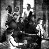 ▲	Obraz Mariusza Pilisa to opowieść o tragedii zamordowanych przez Niemców rodziców z siedmiorgiem dzieci.