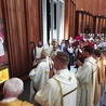 Relikwiarz, wniesiony do prezbiterium, po Mszy św. trafił do gabloty pod obrazem św. Bilczewskiego.