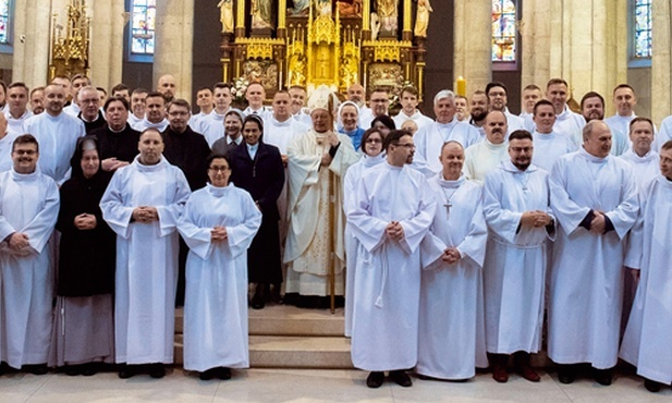 Wśród 72 nadzwyczajnych szafarzy Komunii Świętej ustanowionych przez abp. Grzegorza Rysia w archidiecezji łódzkiej jest 6 sióstr zakonnych i 3 panie świeckie.