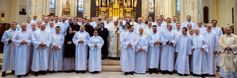 Wśród 72 nadzwyczajnych szafarzy Komunii Świętej ustanowionych przez abp. Grzegorza Rysia w archidiecezji łódzkiej jest 6 sióstr zakonnych i 3 panie świeckie.