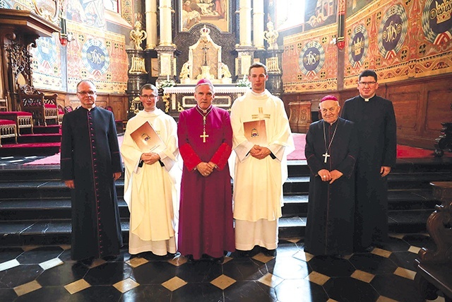 	Nowi kapłani z księżmi biskupami i przełożonymi seminaryjnymi.