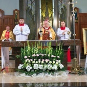 ▲	Uroczystościom odpustowym przewodniczył bp Wacław Depo z diecezji częstochowskiej.
