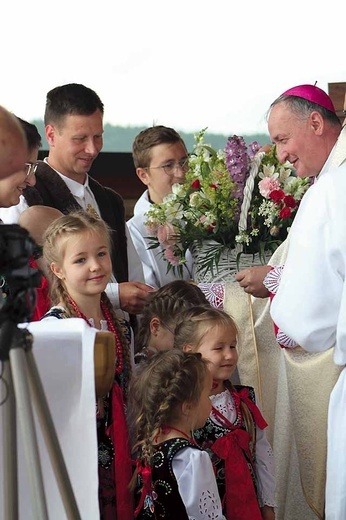 	Uczestnicy wydarzenia pojawili się w strojach regionalnych.