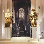 W taki sposób kiedyś rzeźby umieszczone były w katedrze wrocławskiej. Święci ukazywać mieli wielkość tajemnic dokonujących się na ołtarzu.
