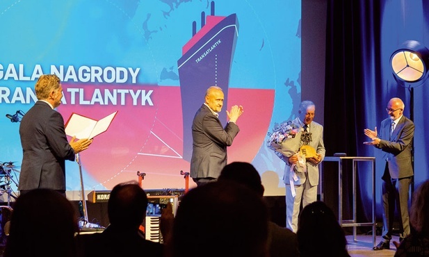 Hatif Janabi (drugi z prawej) odebrał Nagrodę Transatlantyk.