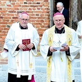 	Obrzędu błogosławieństwa dokonali abp Józef Górzyński wraz z bp. Gebhardem Fürstem.