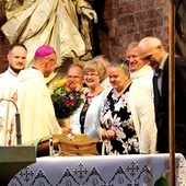 	Katecheci dziękują biskupowi gliwickiemu. 