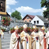 ▼	Biskupi i wierni dziękowali Bogu  za wizytę Jana Pawła II.