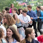▲	Dzień wspólnoty w Koniakowie 11 lipca 2022 r. – po Mszy św. młodzież ruszyła do tańca.