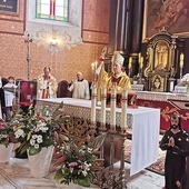 	Błogosławieństwo relikwiami, które po zakończeniu liturgii wierni mogli ucałować.