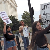 4 października 2021 r. Kristin Turner (pierwsza z prawej) uczestniczy w proteście przeciwko aborcji przed Sądem Najwyższym w Waszyngtonie. Jeszcze wtedy była ateistką.